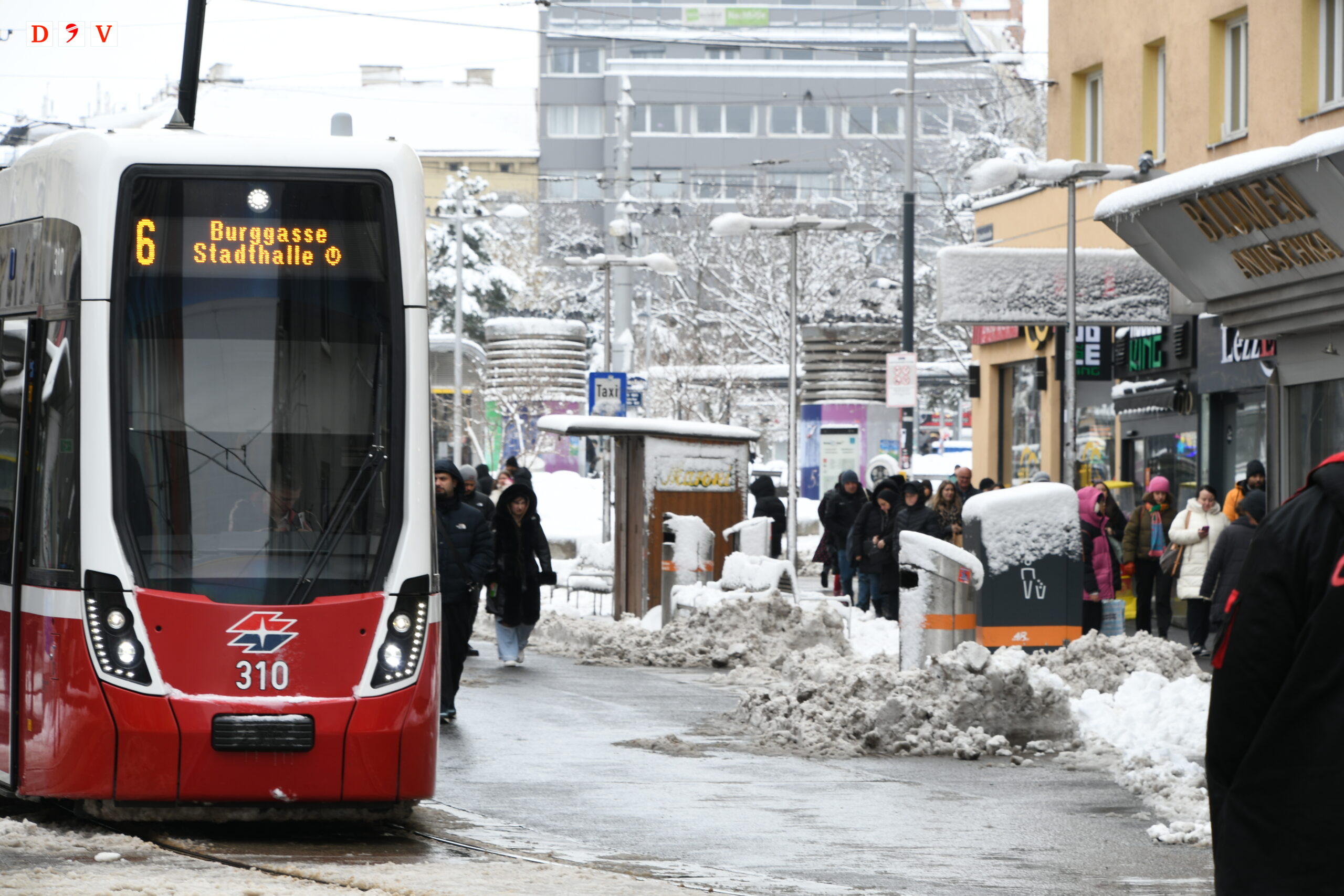 Avusturya, 40 santimetreye kadar ulaşan yoğun kar yağışıyla mücadele ediyor