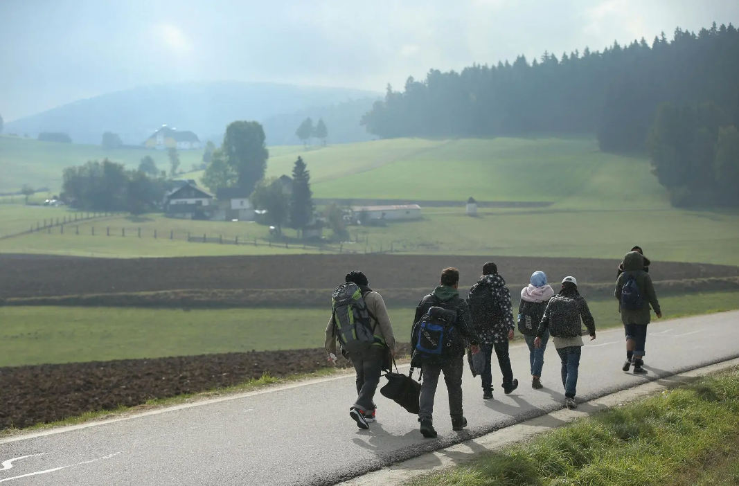 Polis, sınır dışı edilecek göçmenler için evlere girebilecek