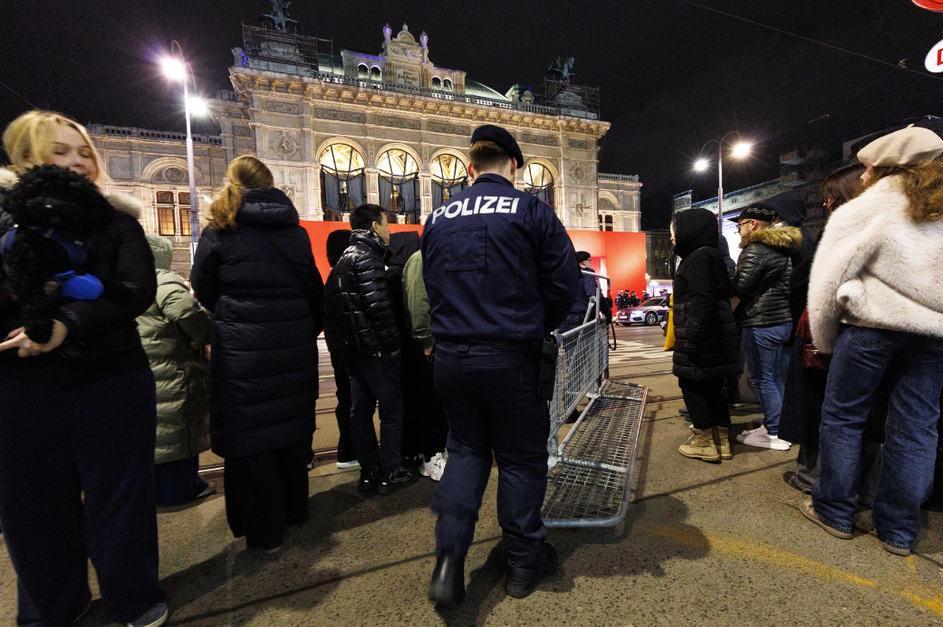 Viyana Opera Balosu | Burjuvazinin İhtişamı, Komünist Gençliğin Sesi ve Kurtlar Vadisi