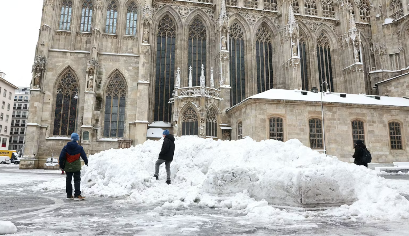 Yoğun kar yağışı Avusturya genelinde hayatı felç etti