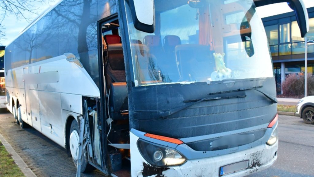 Viyana’da şoförü uyuyan tur otobüsü kaza yaptı