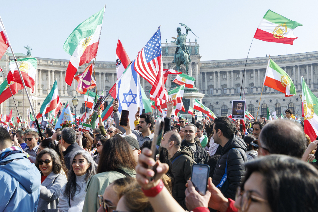 Viyana’da iki ayrı İran gösterisi | Kutlama ve Protesto