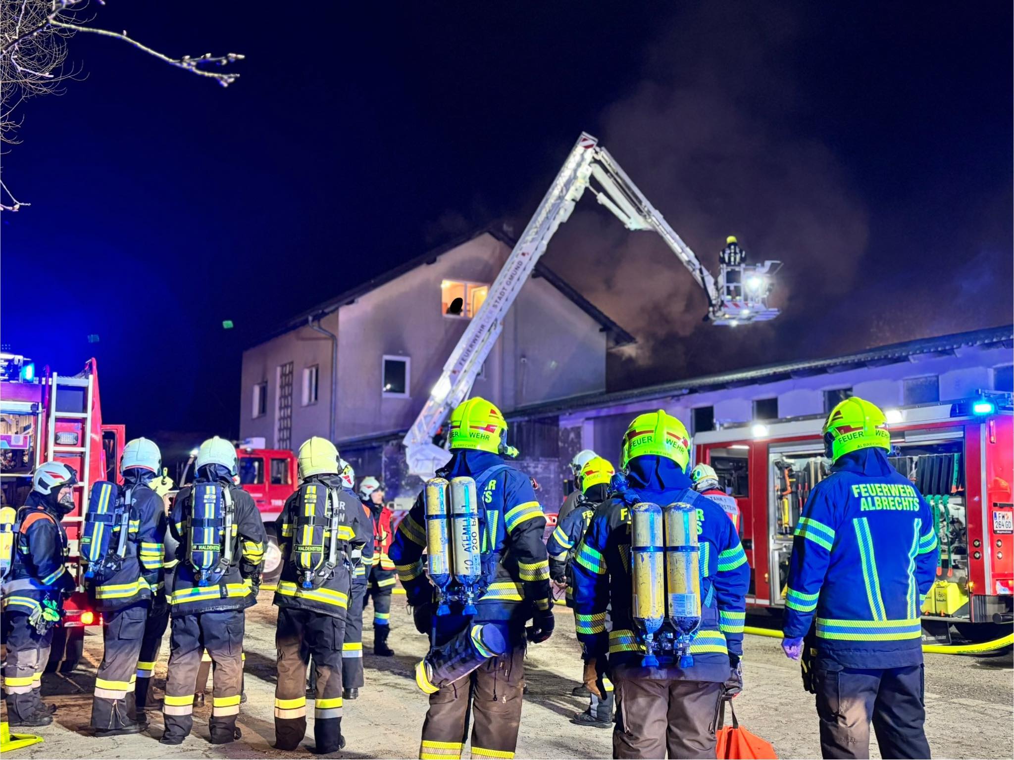 Sabaha karşı çıkan yangı |Aralarında bir bebek de bulunan 5 kişi yaralandı, iki köpek öldü