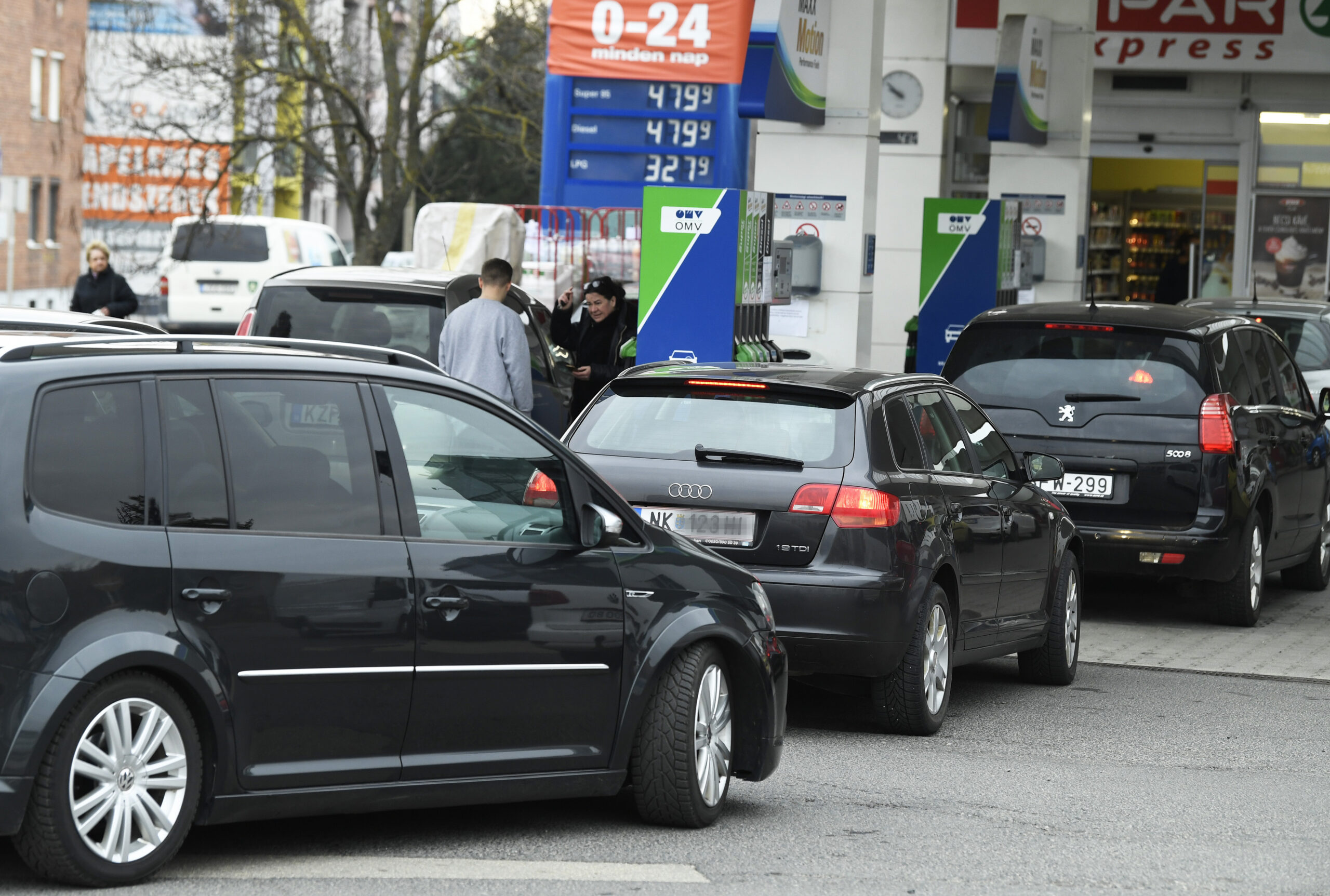 Sürücü Söyleniyor Ama Yine de Benzin Alıyor