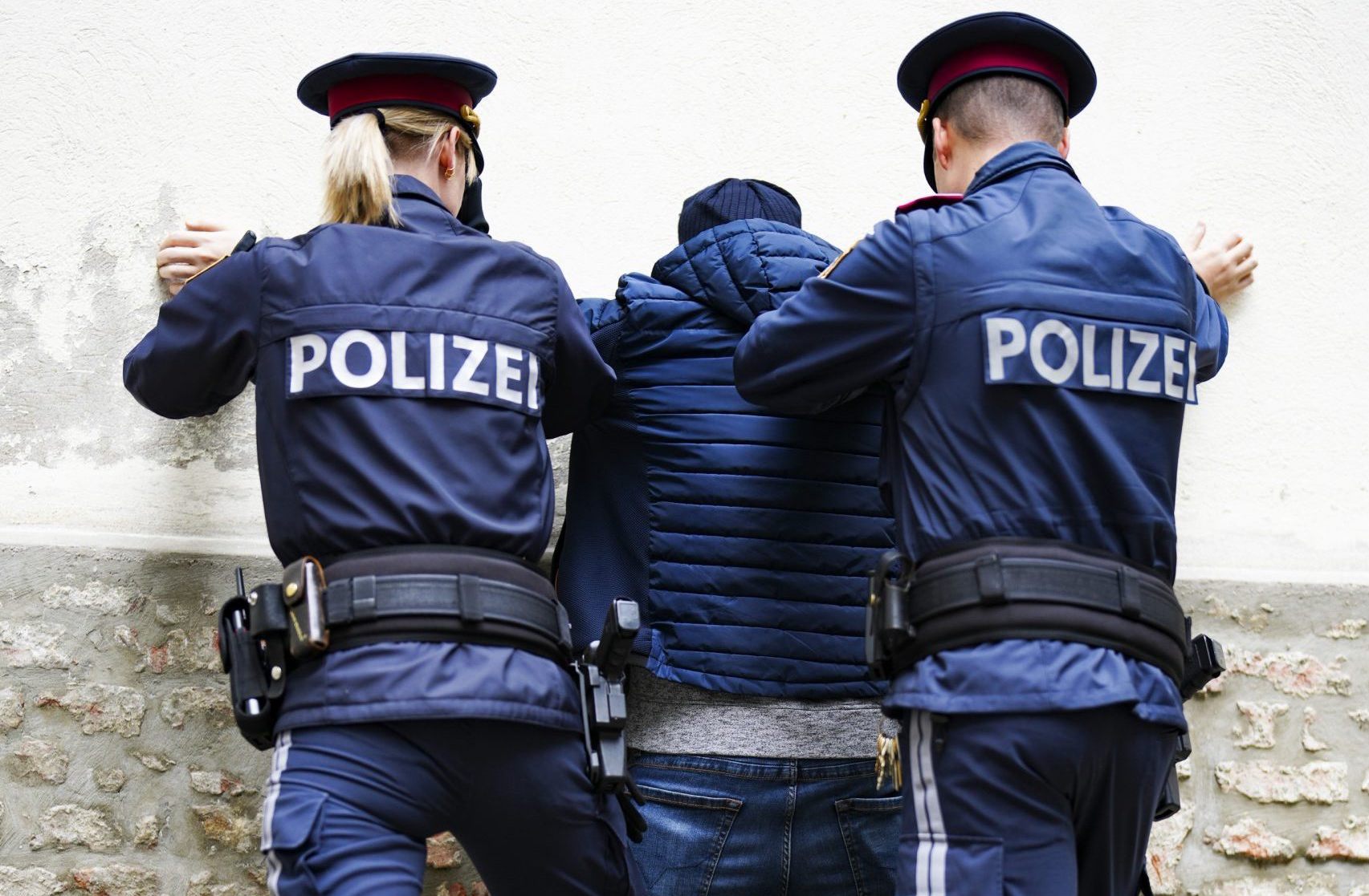 15 yaşındaki genç para yüzünden annesi ve kız kardeşine saldırdı