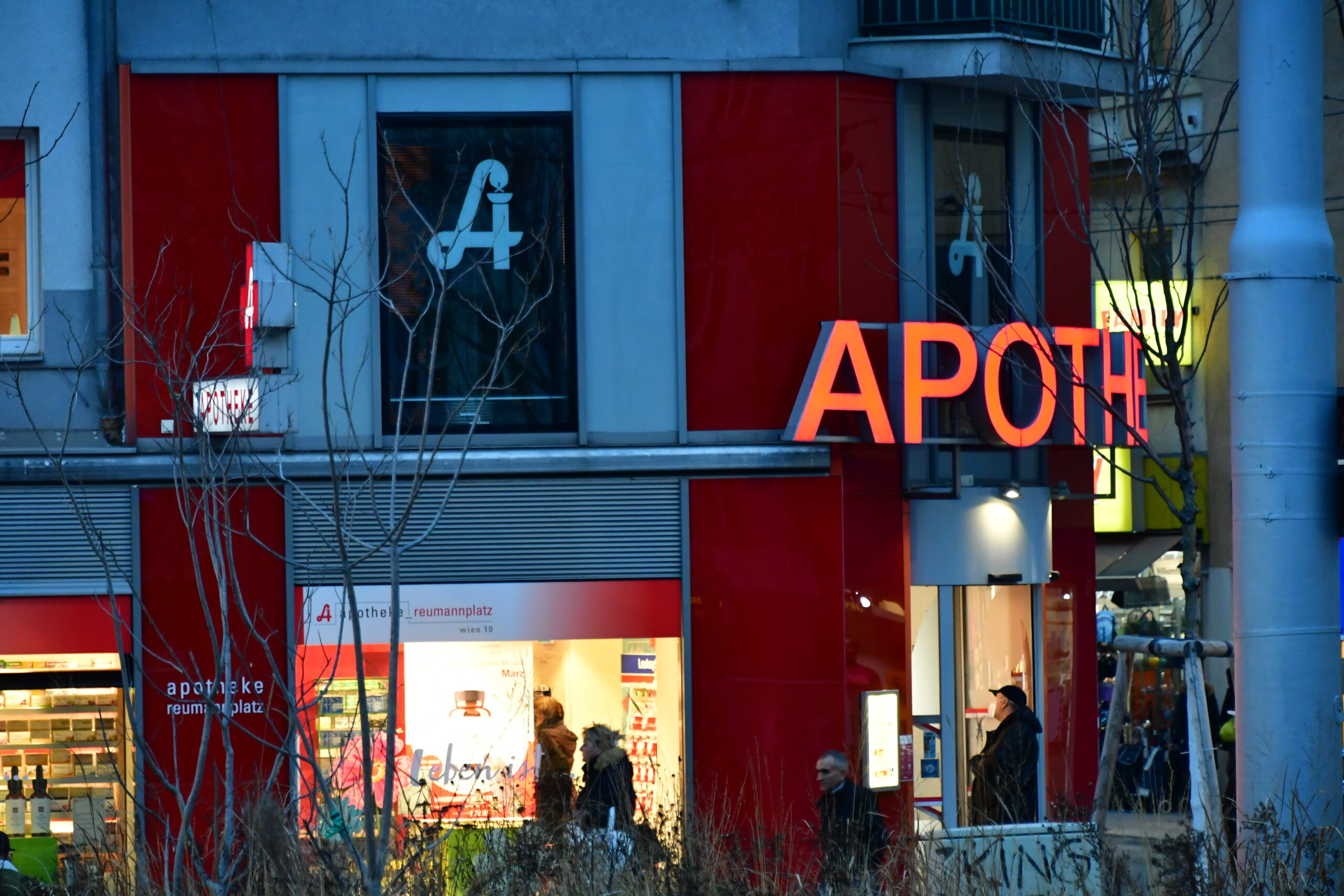 Viyana’da pala ile eczane soygunu girişimi | Polis cübbeli saldırganı arıyor