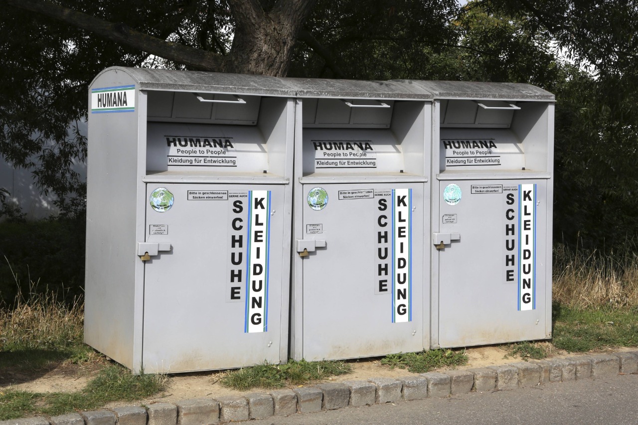 Eski kıyafet konteynerine sıkışıp donarak öldü