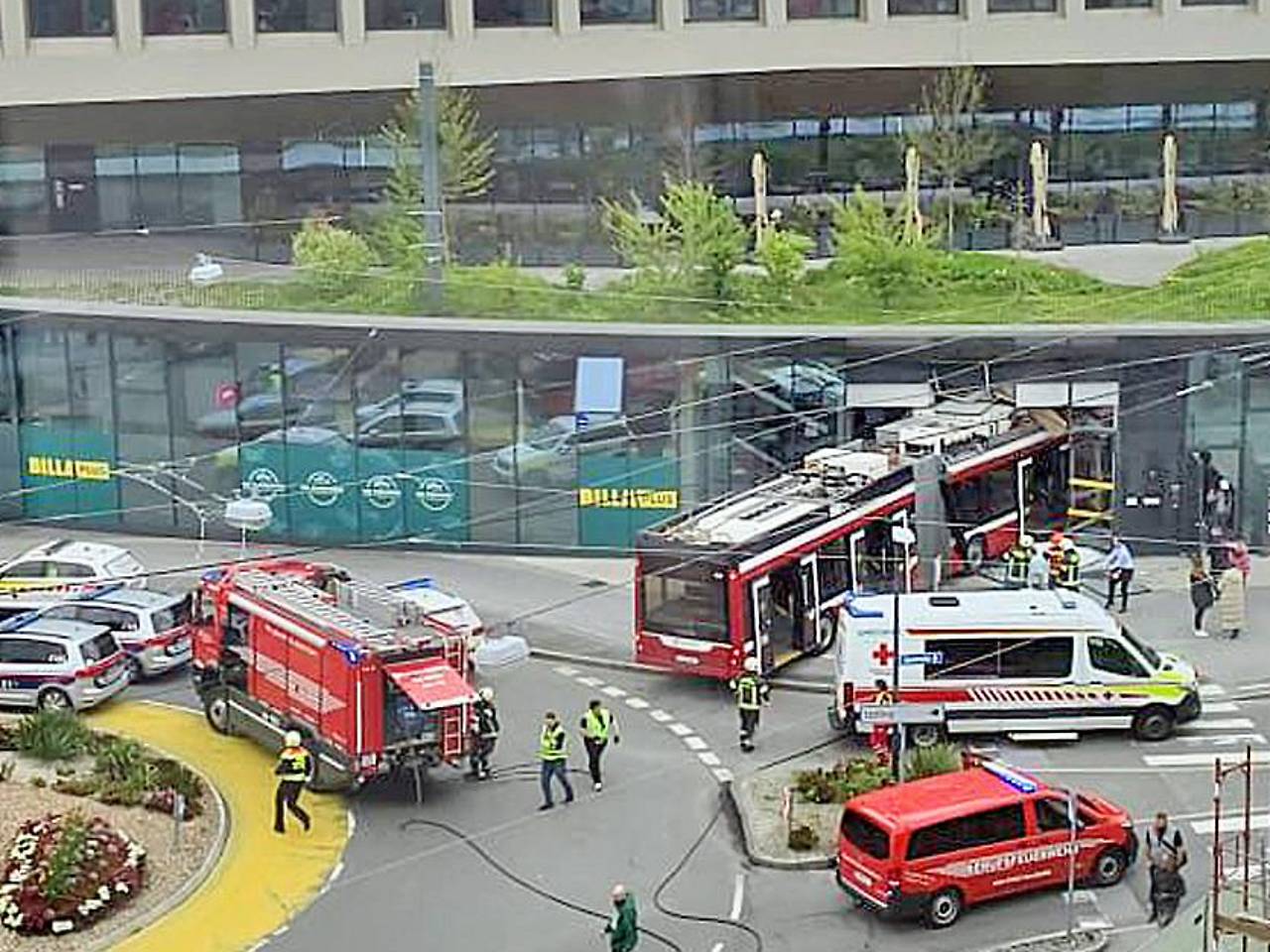 Salzburg’da otobüs süpermarkete daldı | 1 ölü yedi yaralı