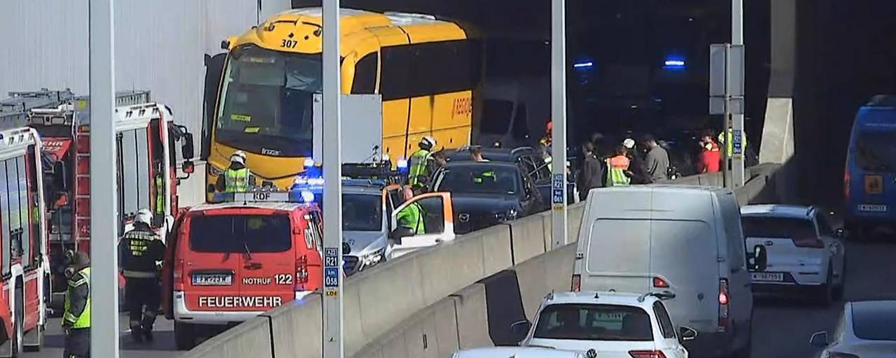 Viyana A23’te tur otobüsü kazası