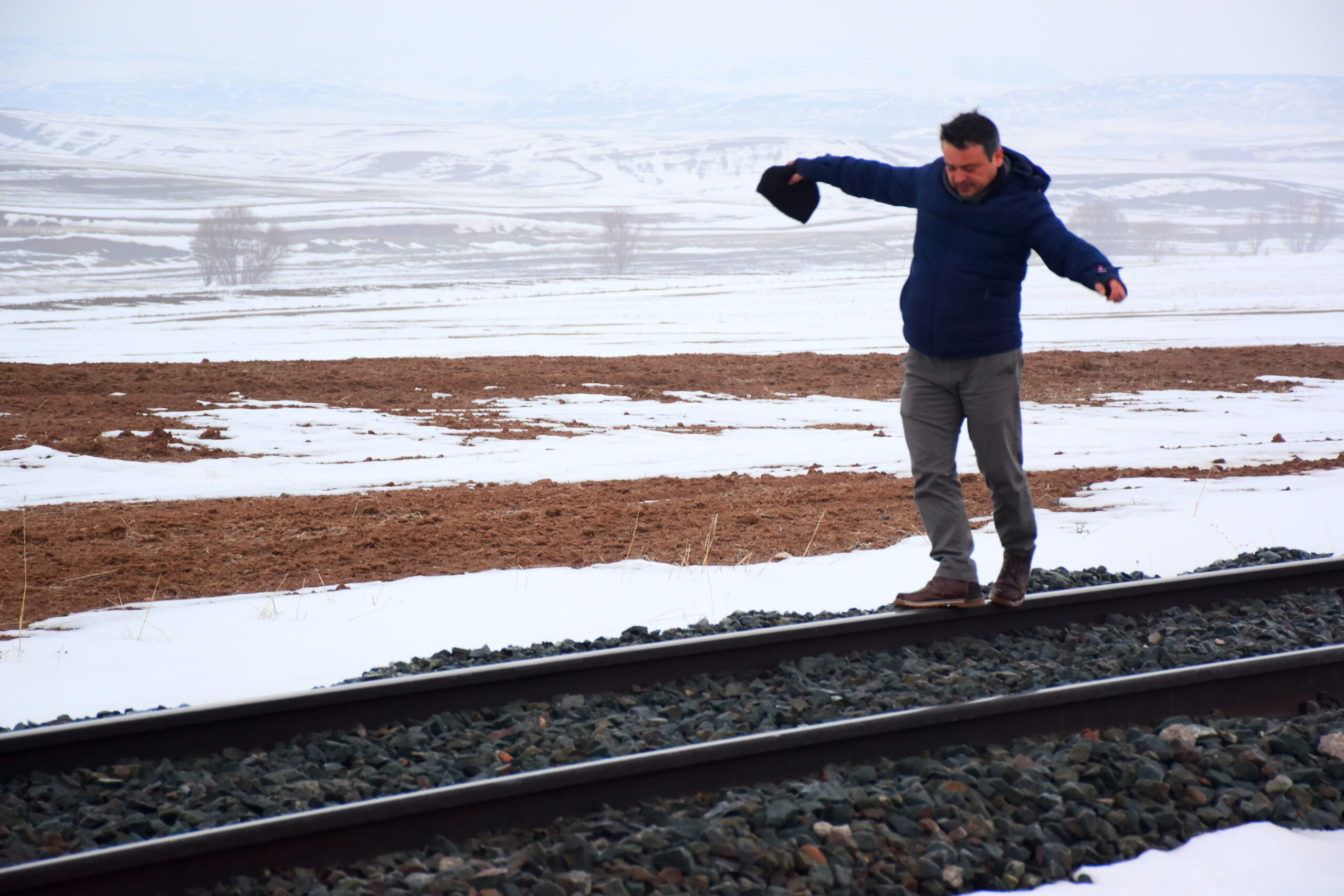 Oysa ben köşe yazısı yazdığımı sanıyor-, mutlu oluyordum…