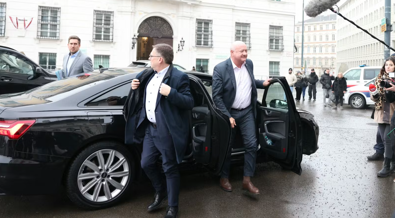 Başbakan Stocker otoyolda kazaya karıştı