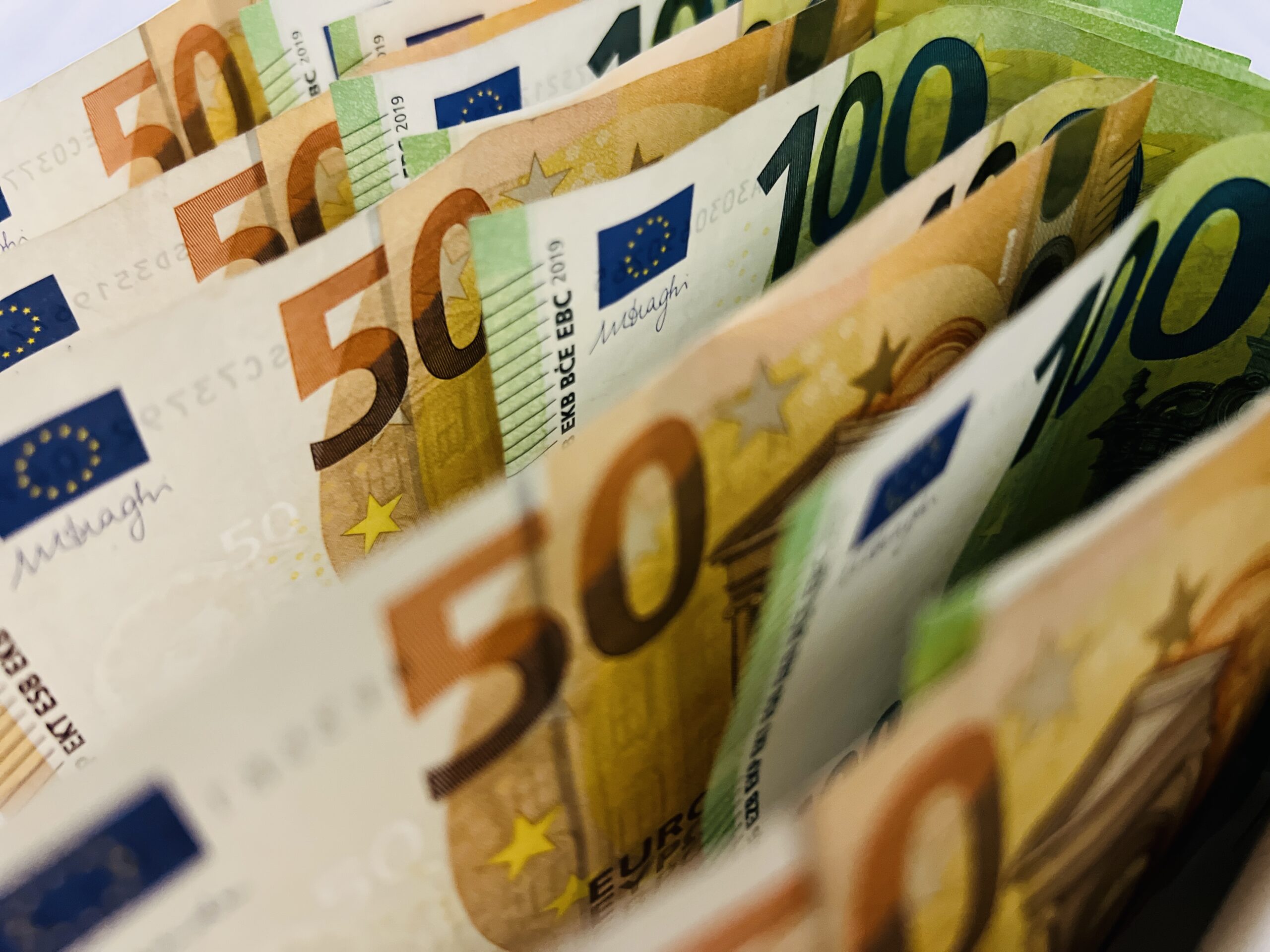 Komünistler Zirvede, FPÖ Takipte | Salzburg’da Parti Kasalarının Durumu