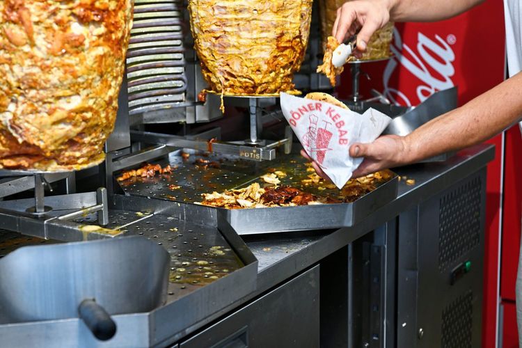 Viyana’da döner yedikten sonra hastalandığını iddia etti