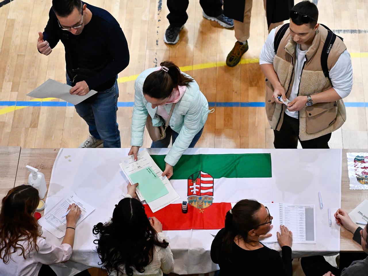 Macaristan’da seçim gölgesinde skandal iddialar | Oy satın alma, bomba tehdidi ve dış müdahale tartışması