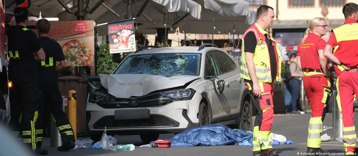Araç kalabalığa daldı | 2 ölü, çok sayıda yaralı