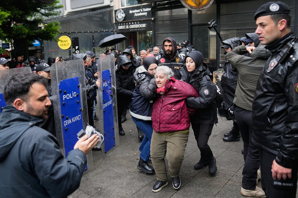 Taksim’e yürümek isteyenlere polis müdahalesi, gözaltılar var