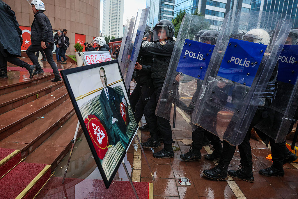CHP Genel Merkezi’ne çevik kuvvet ekipleri girdi, bina boşaltıldı