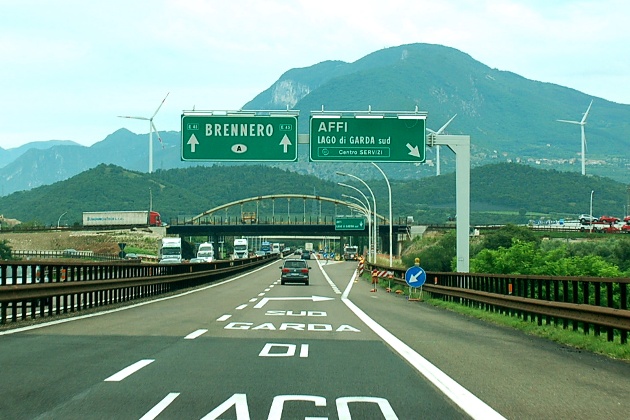 Otobanda trafiğe takılana yol ücreti iadesi