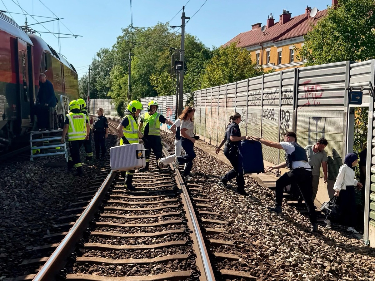 Viyana Havalimanı’na giden tren arızalandı | 250 yolcu tahliye edildi