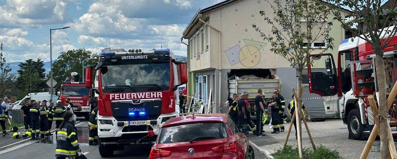 Avusturya’da Kamyon Kuaföre Daldı | İşletme Sahibi Hayatını Kaybetti