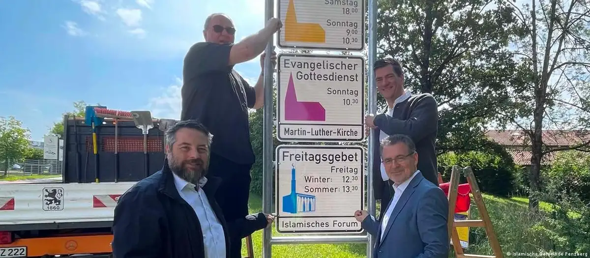 Şehir tabelasında cuma namazı bilgisi