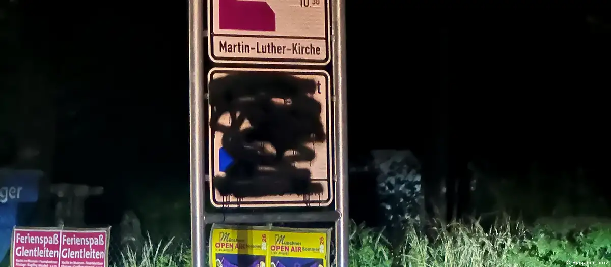 Cuma namazı tabelasına on günde ikinci saldırı