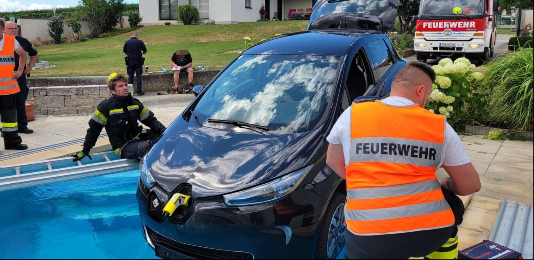 Elektrikli otomobil havuza düşmekten son anda kurtarıldı
