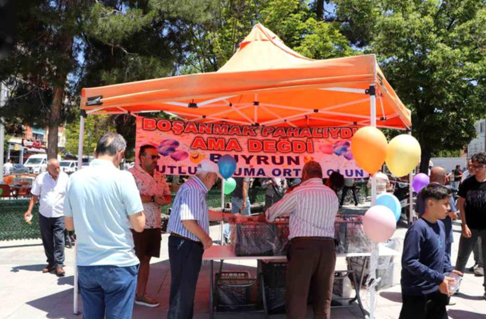 Viyana’dan Karaman’a gitti, boşanmasını lokma dağıtarak kutladı