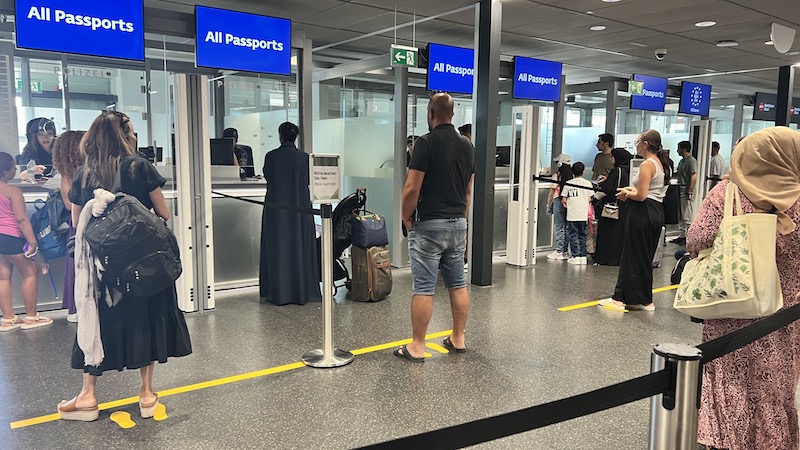 AB sınırlarında pasaport kontrolü üç kat uzadı