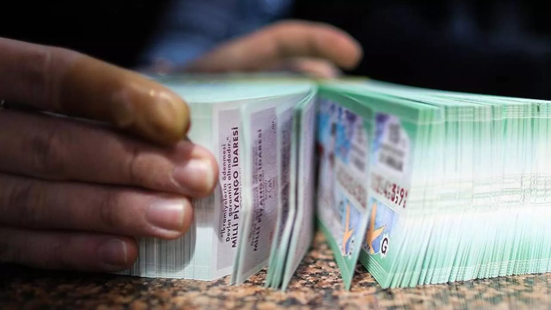 1 milyon euroluk bileti çöpe attı, temizlik görevlileri buldu!