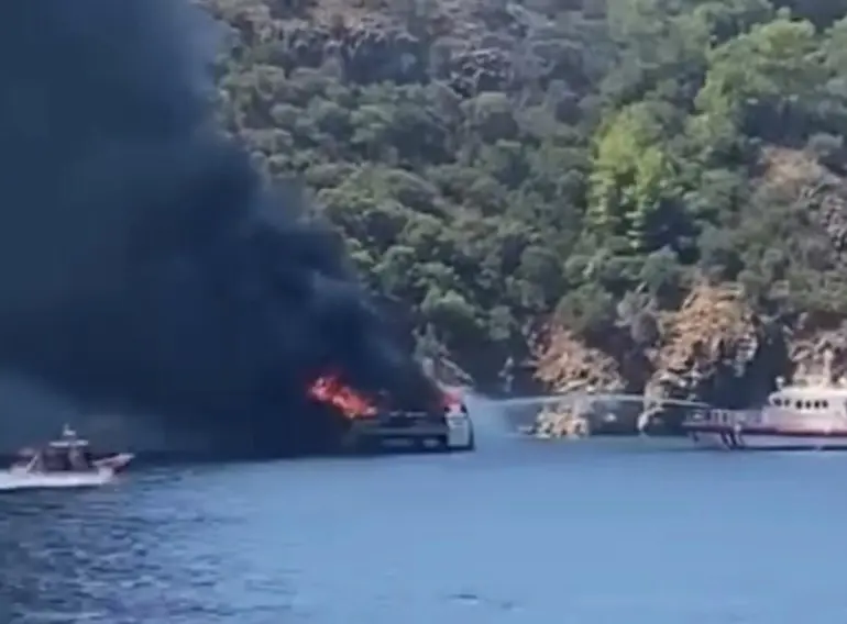 Kinder-Ausflugsboot vor Fethiye in Flammen: 115 Menschen springen ins Meer
