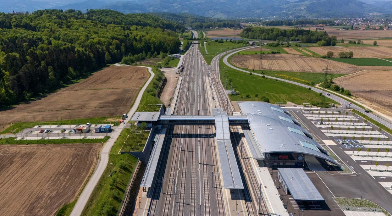 Tarlaların İçinde, İnsansız Dev Bir Tren Garı