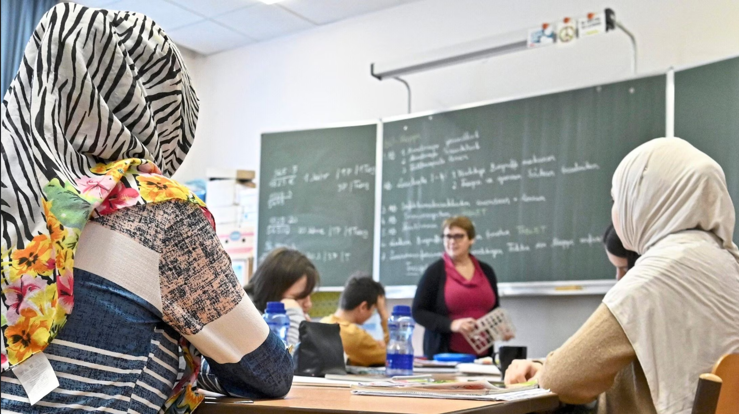 Avusturya’da başörtüsü yasağı: 12 bin kız öğrenci etkilenecek