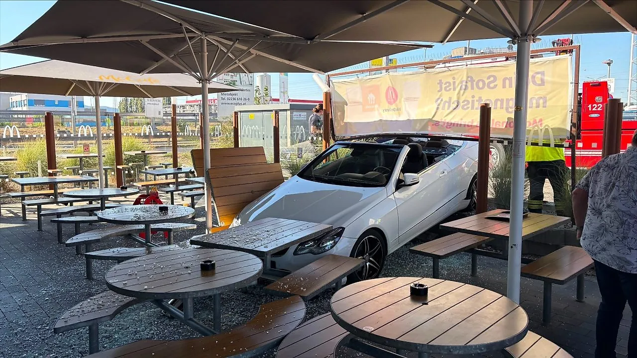 Wiener Neudorf’da otomobil McDonald’s’ın bahçesine girdi
