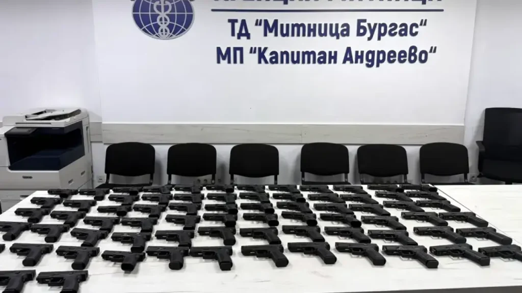 Almanya’ya incir taşıyan Türkiye plakalı TIR’da 45 tabanca ele geçirildi