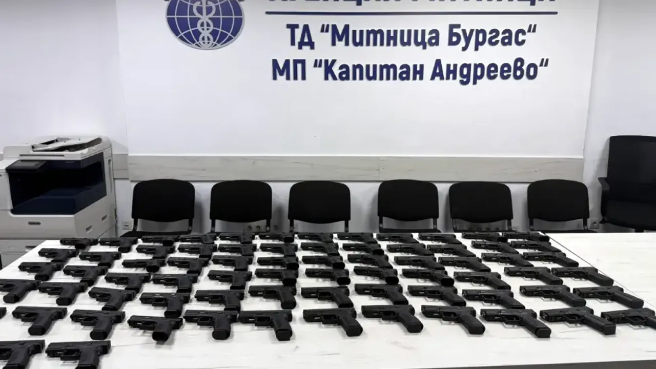 Almanya’ya incir taşıyan Türkiye plakalı TIR’da 45 tabanca ele geçirildi