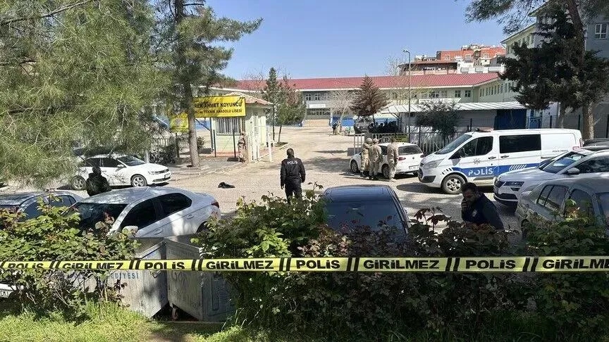 Okul önünde silahlı saldırı: 11 öğrenci yaralandı