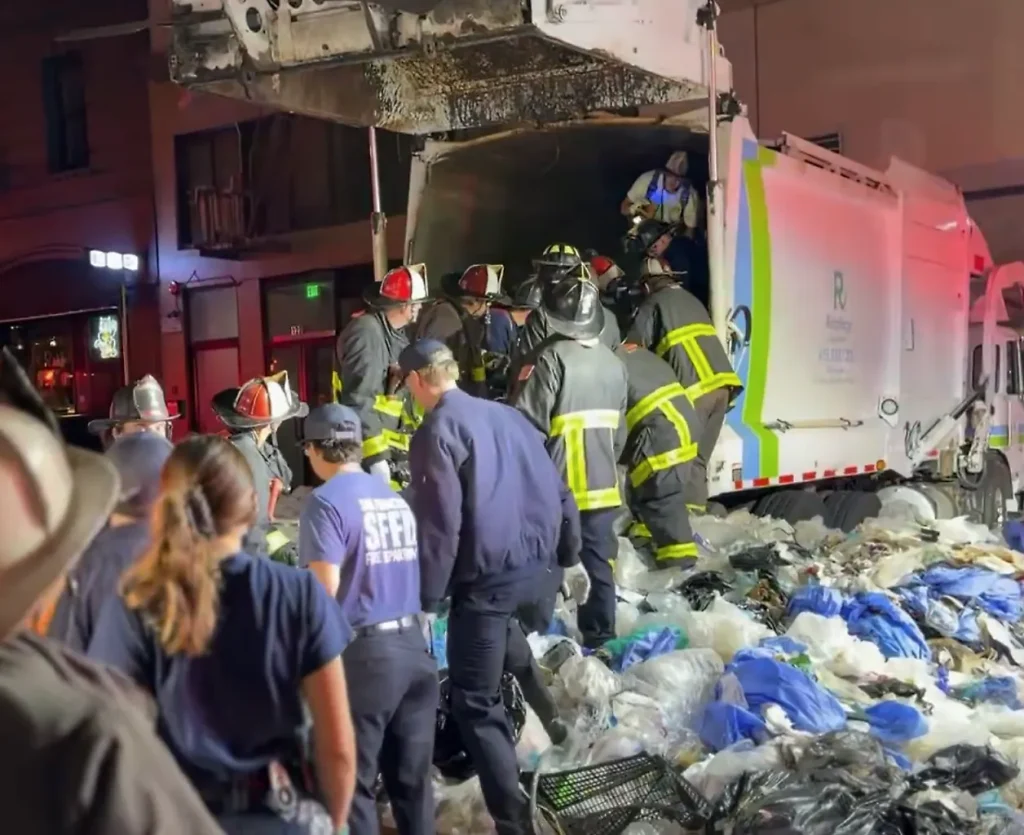 Çöplerle birlikte çöp kamyonuna düştü
