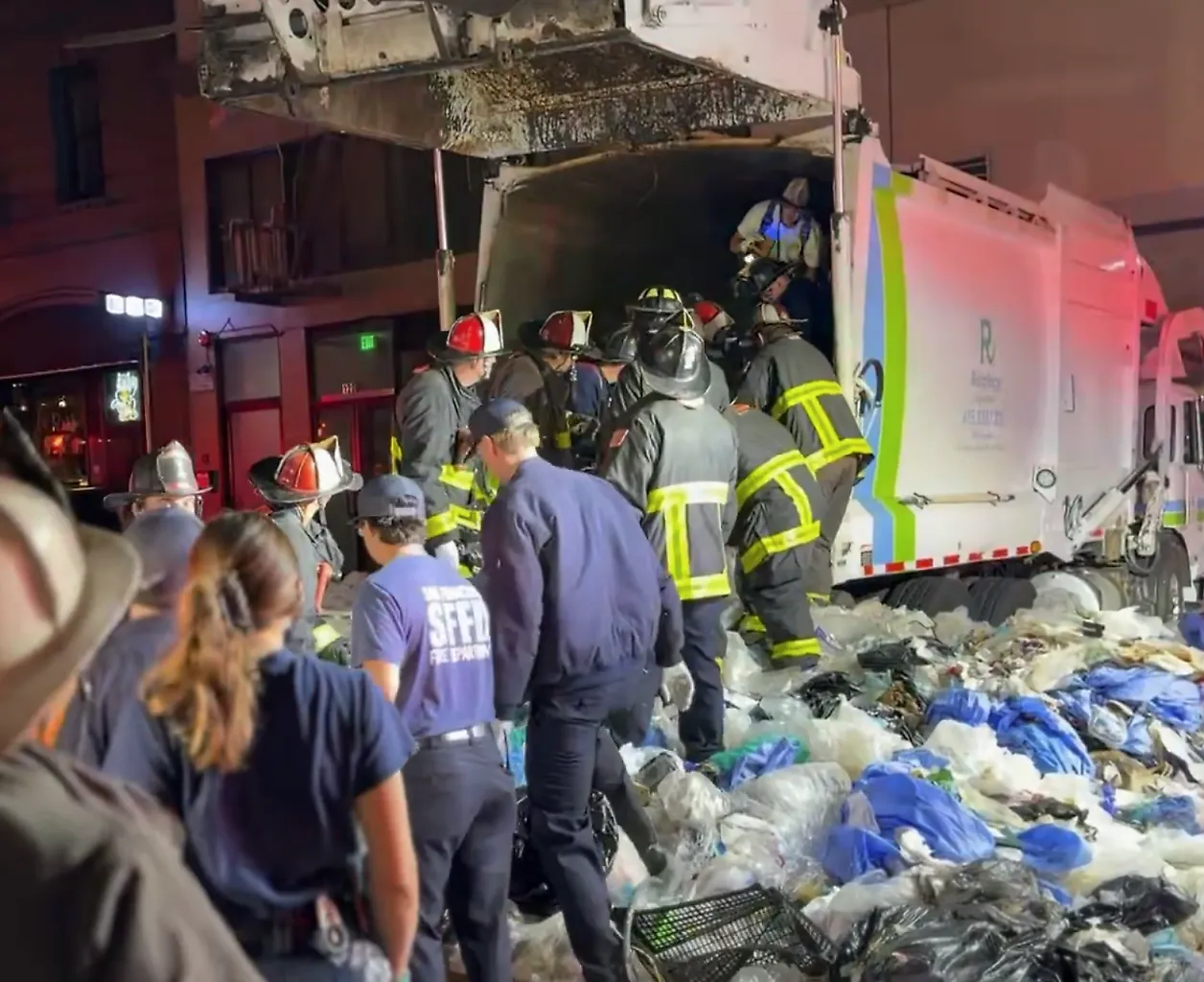 Çöplerle birlikte çöp kamyonuna düştü
