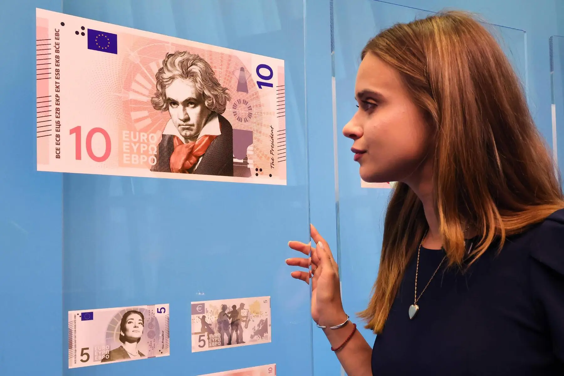Yeni euro banknotları geliyor | Tasarımda “Avrupa kültürü” ile “nehirler ve kuşlar” yarışıyor
